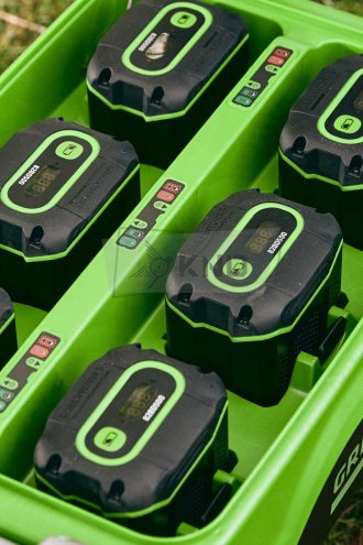 Зарядное устройство Greenworks G82CT6, 82В, 8А для шести аккумуляторов (2955107) - фото №7